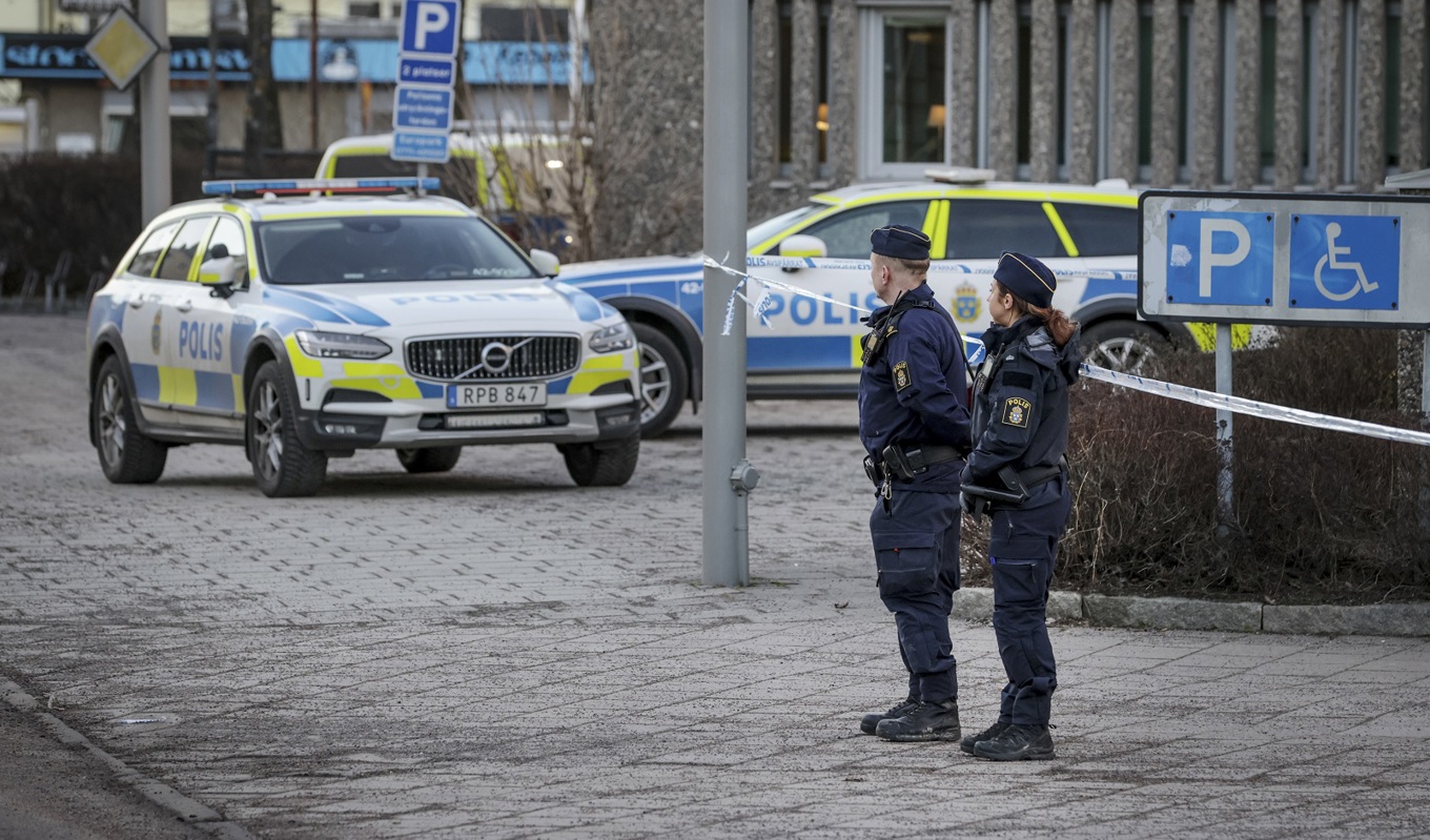 Knivman Skjuten Av Polis – Två Skadade