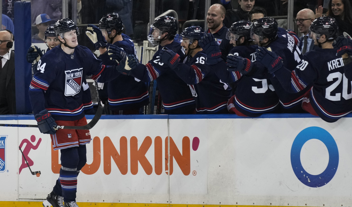 Adam Edström gjorde mål i NHL-debuten