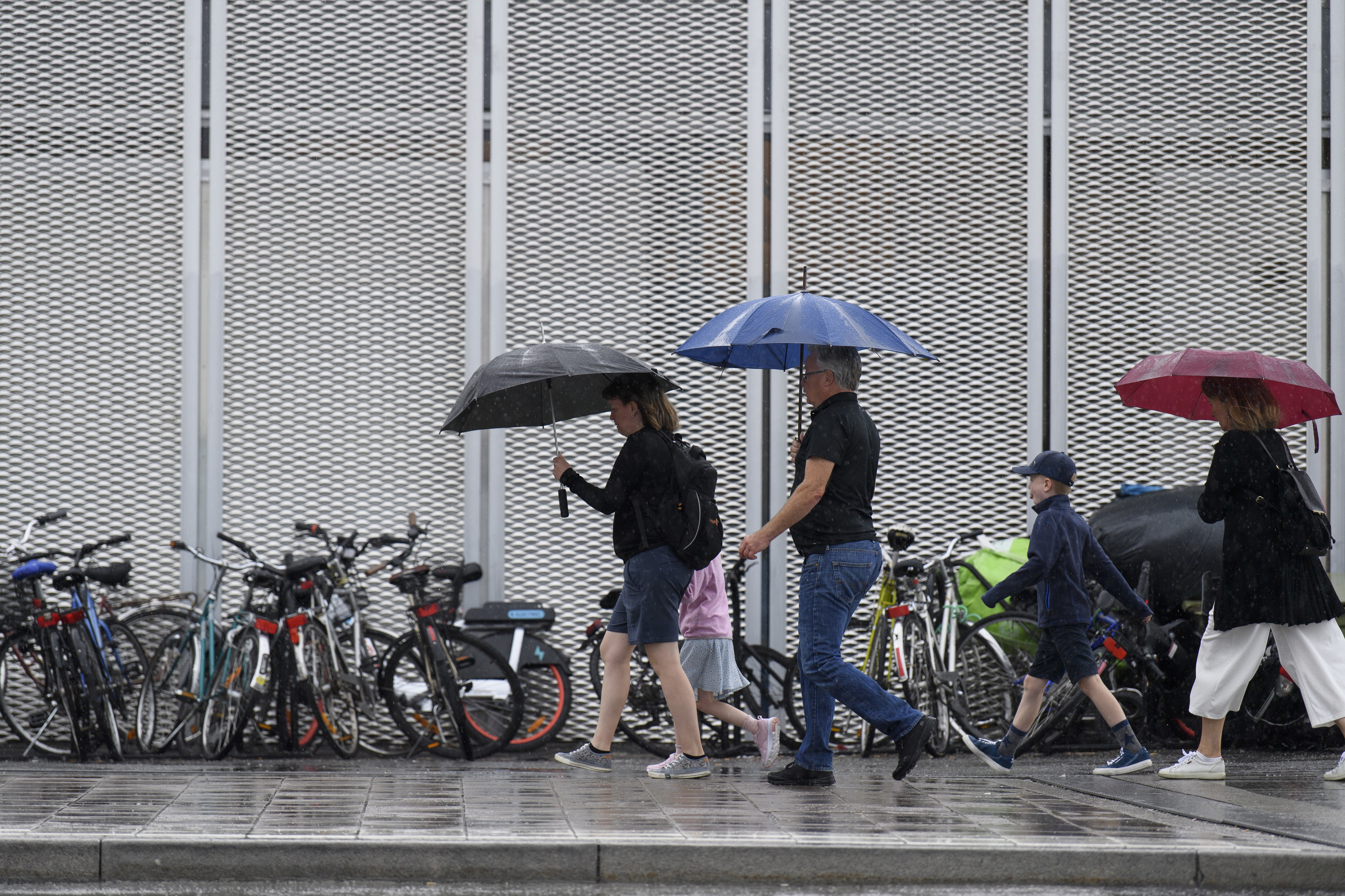 Gul varning för regn – vägar svämmade över
