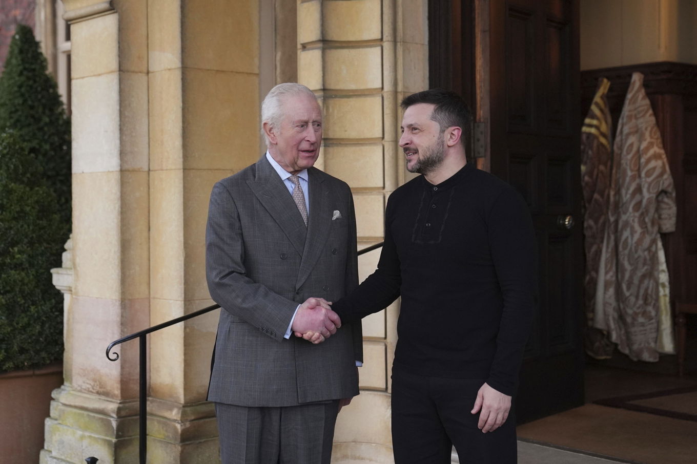 Brittiska kung Charles och Ukrainas president Volodymyr Zelenskyj skakar hand under sin träff på Sandringham. Foto: Joe Giddens/AP/TT