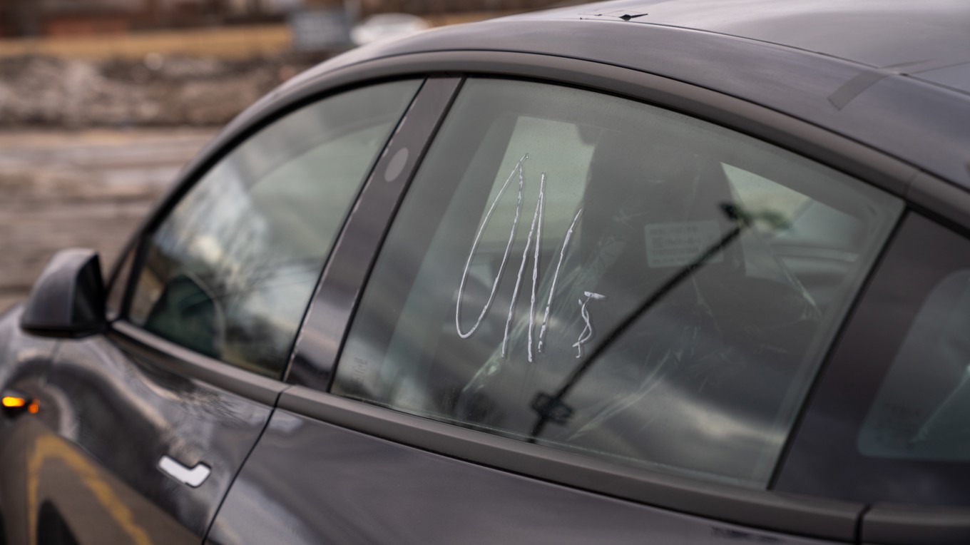 Minst 80 Teslabilar vandaliserade i Kanada
