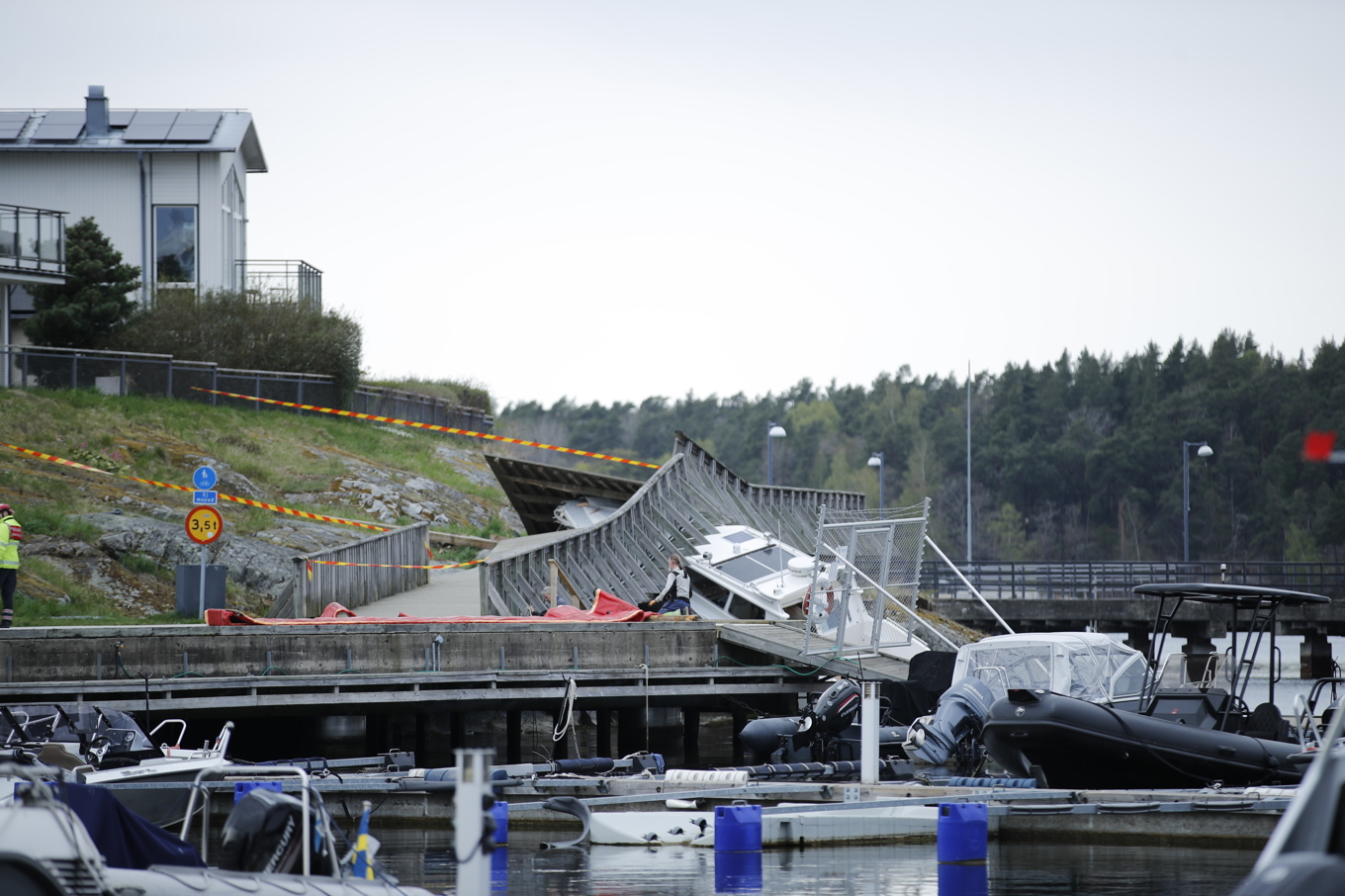 Båt har kraschat upp på land på Lidingö – en skadad