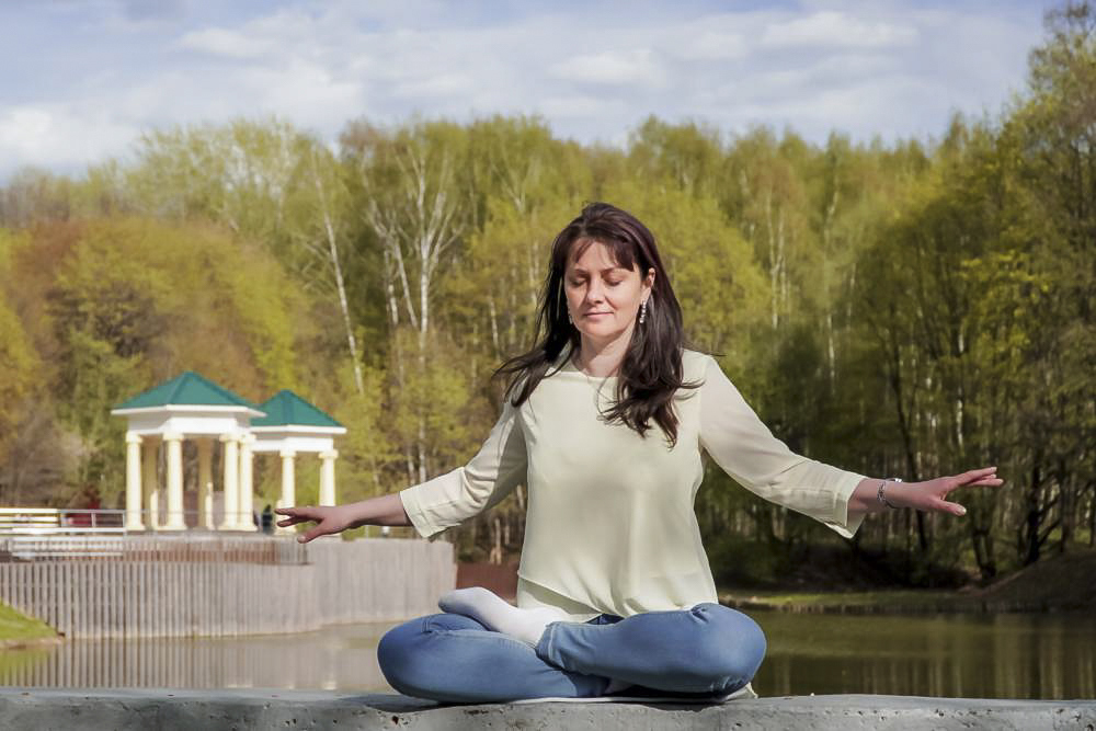 Natalja Minenkova gör Falun Gong-övningar i Dendropark i Moskva 2022. Nu har hon dömts till fyra års fängelse. Foto: Privat