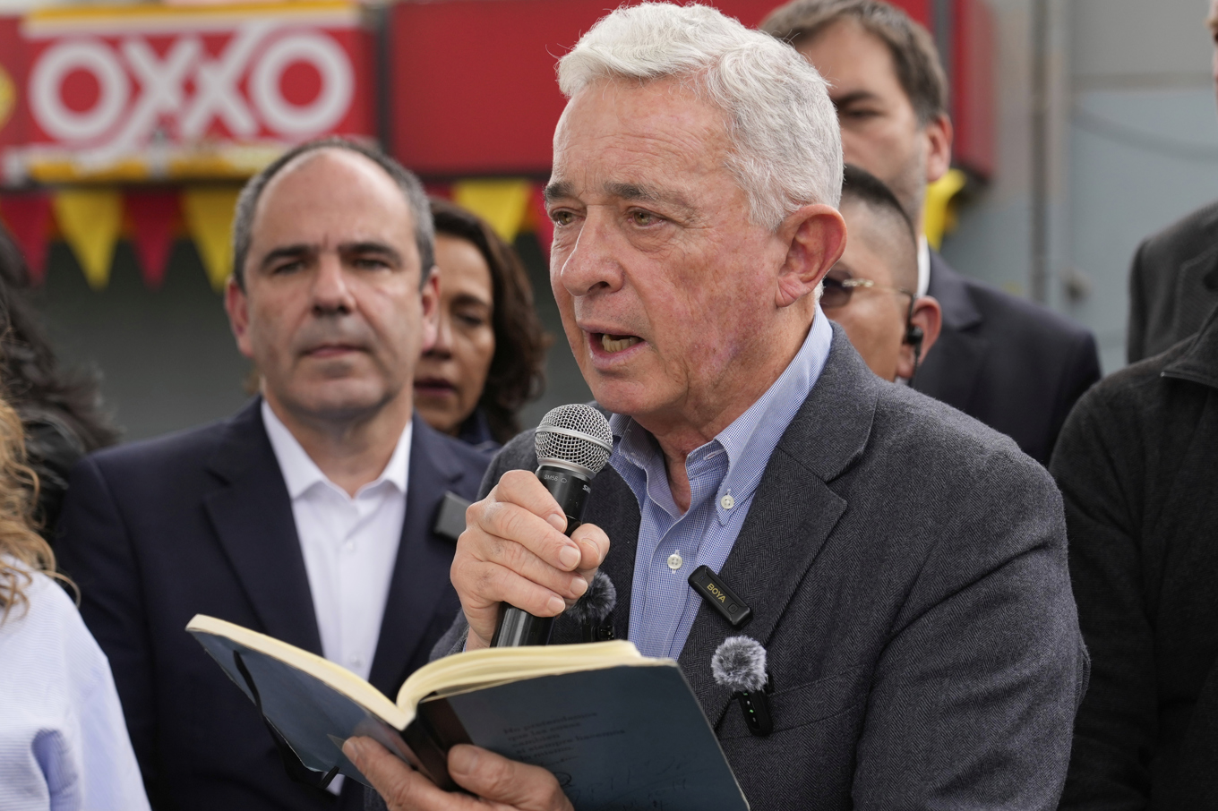Álvaro Uribe. Arkivbild från i augusti. Foto: Fernando Vergara/AP/TT