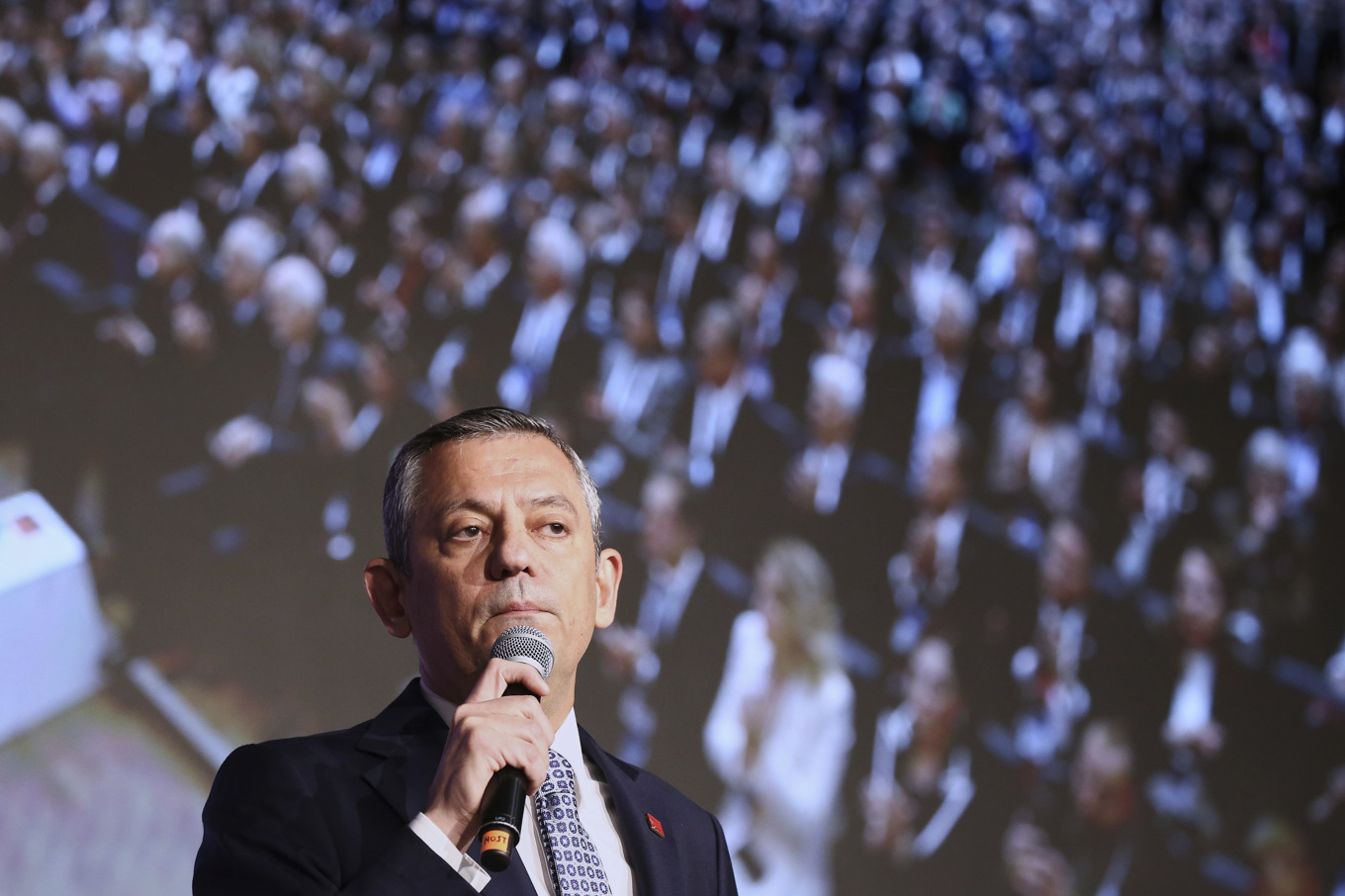 Özgür Özel. Bild från ett tal han höll i Ankara i våras. Foto: Ali Unal/AP/TT