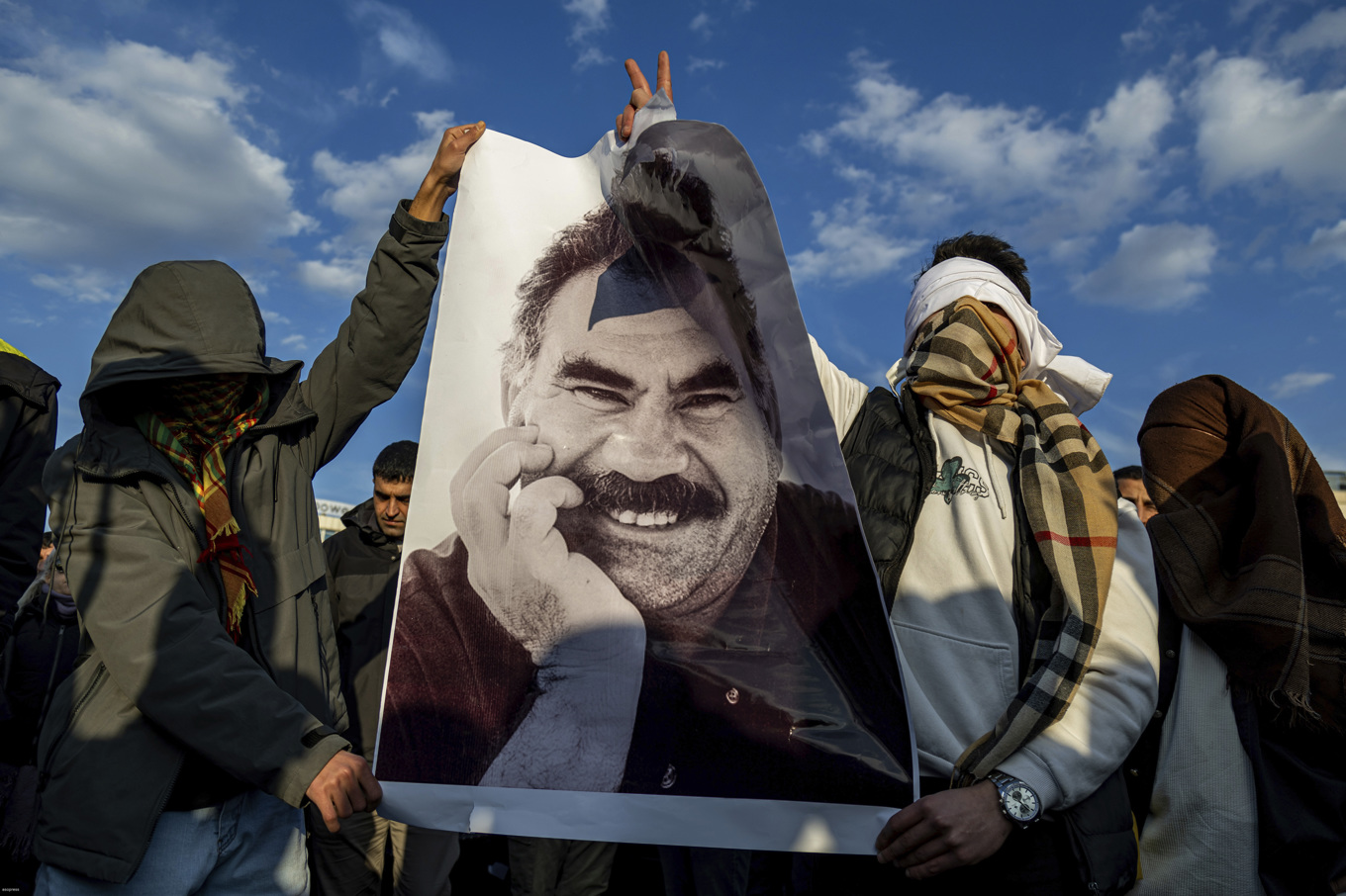 Ungdomar håller upp ett porträtt av PKK:s fängslade ledare Abdullah Öcalan i Diyarbakir i Turkiets östra delar. Foto: Metin Yoksu/AP/TT