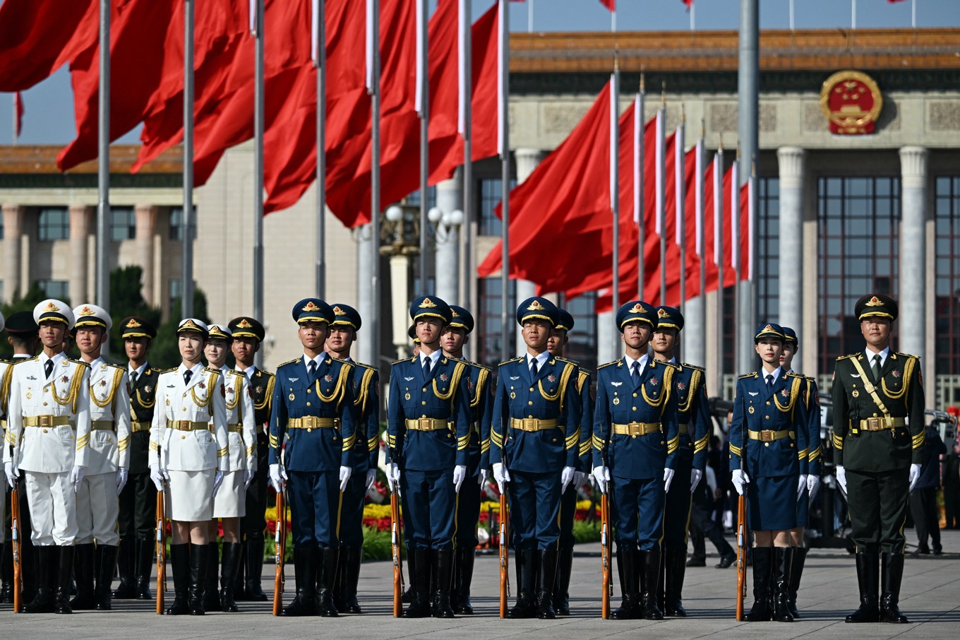 Kinesiska soldater under en ceremoni på Himmelska fridens torg i Peking. Foto: Greg Baker/AFP via Getty Images