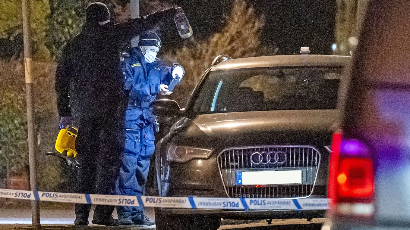Polis och kriminaltekniker på plats vid den bil i Malmö där en 12-åring sköt ihjäl en man som sedan visade sig vara fel måltavla. Foto: Johan Nilsson/TT