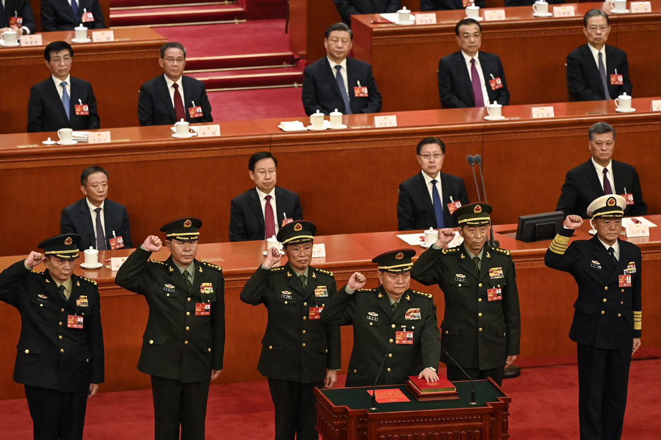 Ledam&ouml;ter av Centrala milit&auml;rkommissionen sv&auml;r en ed 2023. L&auml;ngst fram syns den nu utrensade Zhang Youxia. Av milit&auml;rerna p&aring; bilden som h&ouml;jer sina n&auml;var &auml;r det nu bara Zhang Shengmin, l&auml;ngst till v&auml;nster, som &auml;r kvar i kommissionen &ndash; som nu bara best&aring;r av honom sj&auml;lv och Xi Jinping, som syns i bakgrunden. Foto: Greg Baker/POOL/AFP via Getty Images